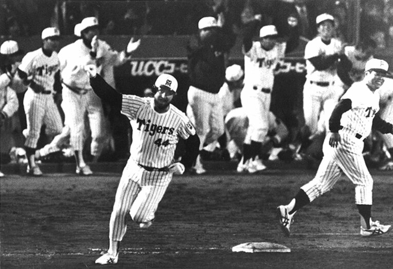 1985年4月17日の巨人戦でバックスクリーンに第1号3ランを放ったバース　©︎KYODO