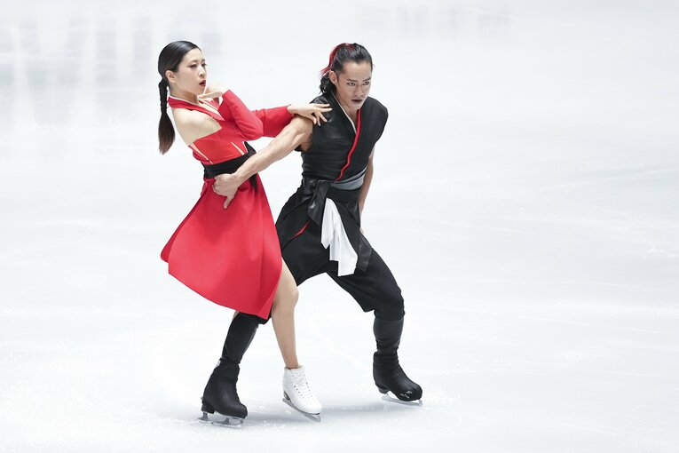 ノースリーブの衣装から見える、高橋の盛り上がった筋肉（SPでの演技）