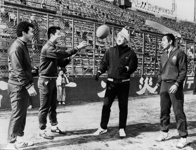 1980年のロッテ…合同自主トレに合流した（右から）庄司智久、張本勲、田村勲、小俣進　©Sankei Shimbun