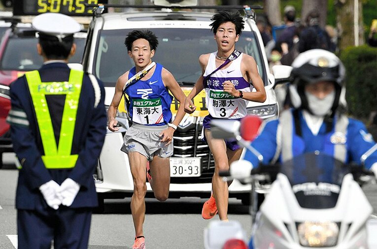 ゴール直前で東海大・名取燎太（左）をかわし、前に出る駒大のアンカー・田澤廉 ／ photograph by KYODO