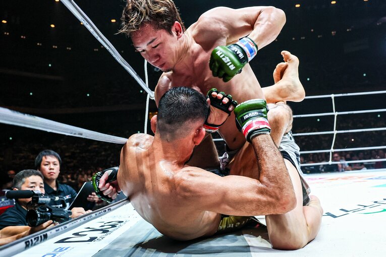 グラウンドでパウンドを落とす朝倉　©RIZIN FF Susumu Nagao