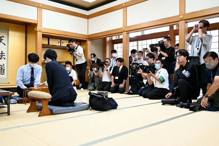 豊島将之九段との戦いには多くのメディアが詰めかけた　©Keiji Ishikawa