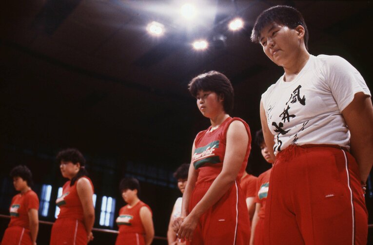 新人時代の堀田祐美子（右）　©東京スポーツ新聞社