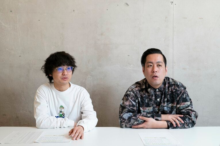 結成8年、初のM-1決勝で4位になったエバース。佐々木隆史（ボケ、ネタ作り担当、左）と町田和樹（ツッコミ担当）。ともに1992年生まれの32歳。吉本興業所属。2人が芸人になるまでの異色の経歴は後編で紹介する