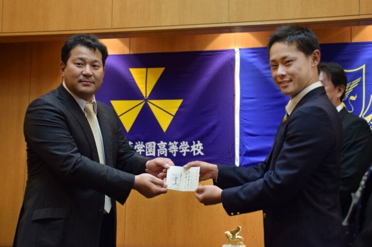 2015年、「交渉権確定」のくじを持ち撮影に応じるロッテの伊東勤監督（左）と仙台育英高の平沢大河　©︎JIJI PRESS