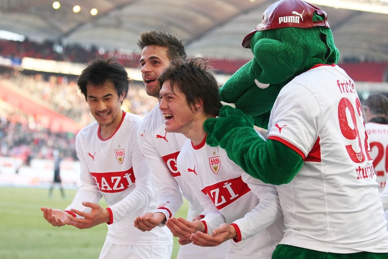 2011年末にシュツットガルトにローン移籍（13年完全移籍）。当時、岡崎慎司（左）もチームメイトだった。15年にハンブルガーSVへ移籍し、19年夏までドイツでプレー　©Getty Images