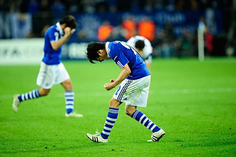 叫ぶ内田篤人、目を閉じる内田篤人。写真で振り返る「22番」の冒険記。(7) ／ photograph by Itaru Chiba