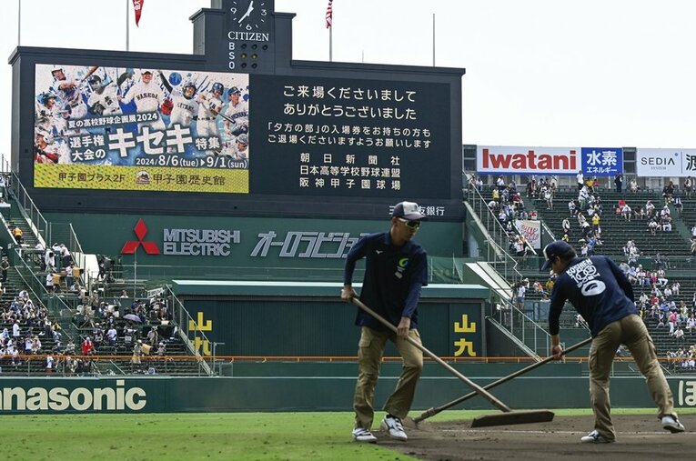 2部制が導入された夏の甲子園。阪神園芸が作業する中で、観客の入れ替えも進んでいた ／ photograph by Kyodo News