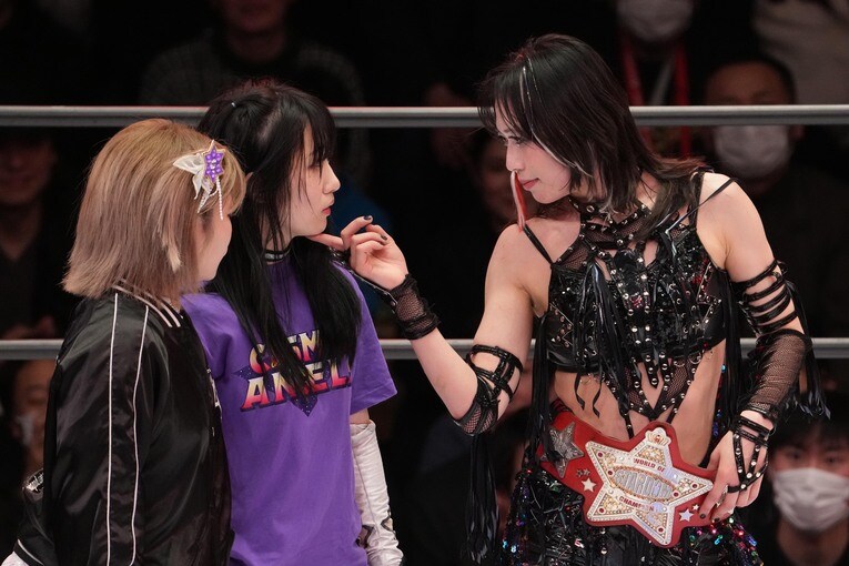 玖麗さやかを指名した上谷沙弥　©Masashi Hara