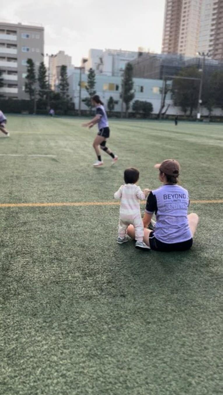 娘と一緒にグラウンドに／本人提供