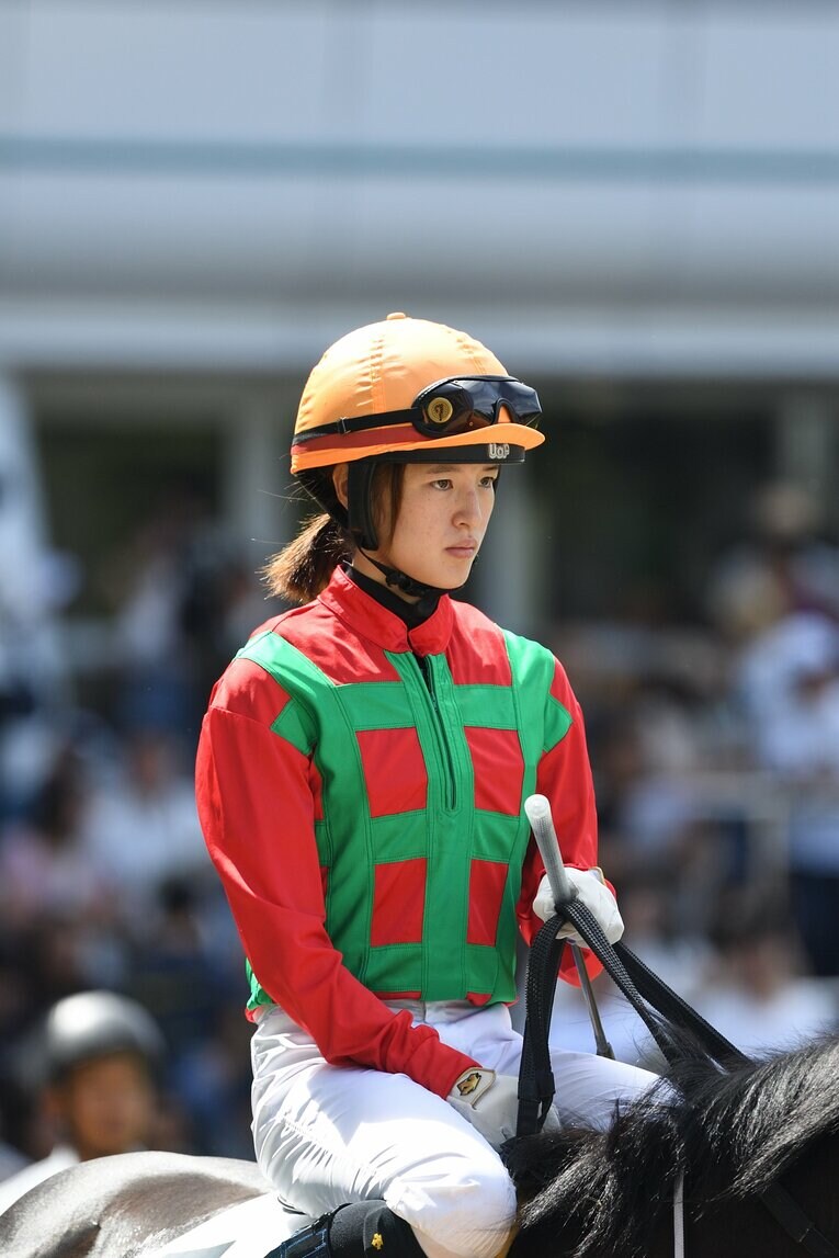 髪型によっては騎乗時に長髪のアレンジが求められる女性騎手　©Keiji Ishikawa