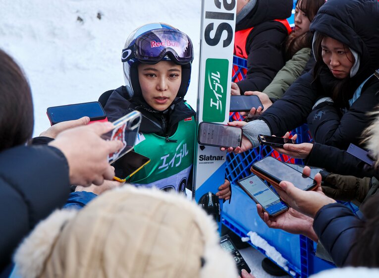 札幌での第11戦にて、報道陣に囲まれる高梨　©JIJI PRESS