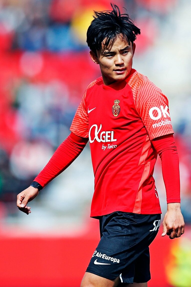 久保建英が“不可解判定”に怒った！ ラフプレーに抗議→イエローも…「バモス！クボ」とファンが信頼する理由〈撮影者の視点〉(15)