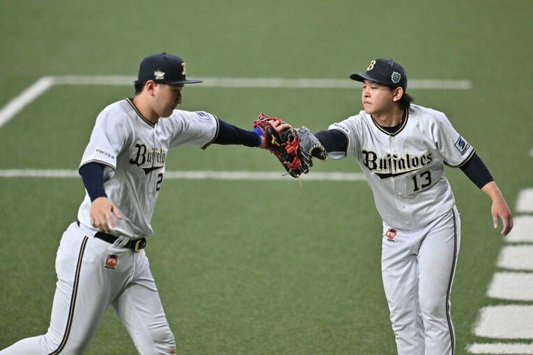紅林と宮城。同い年の仲良しコンビのハイタッチ　©︎Hideki Sugiyama