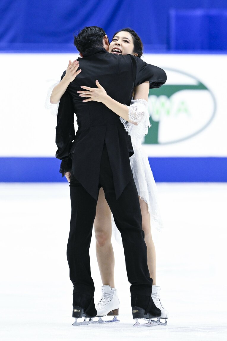 フリーの演技後、気丈に高橋を励ますように抱き寄せる村元　©Asami Enomoto
