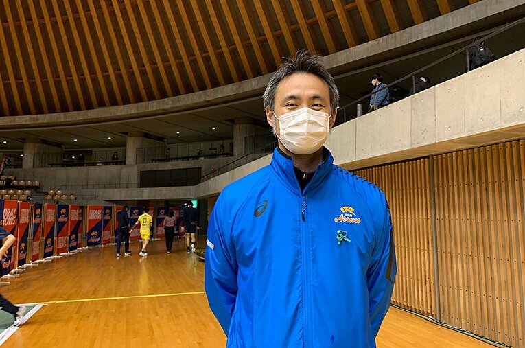 東レ小林GMの胸についた「シトラスリボン」は地元小学校からの贈り物。感染者が出る難しい時期を乗り越えて、戦いの舞台に戻ってきた ／ photograph by Noriko Yonemushi