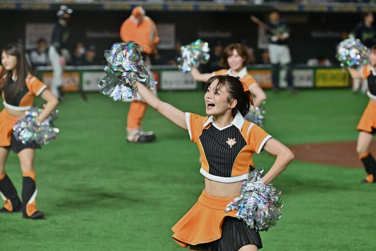 試合を盛り上げる巨人の公式マスコットガール「VENUS」　©Hideki Sugiyama