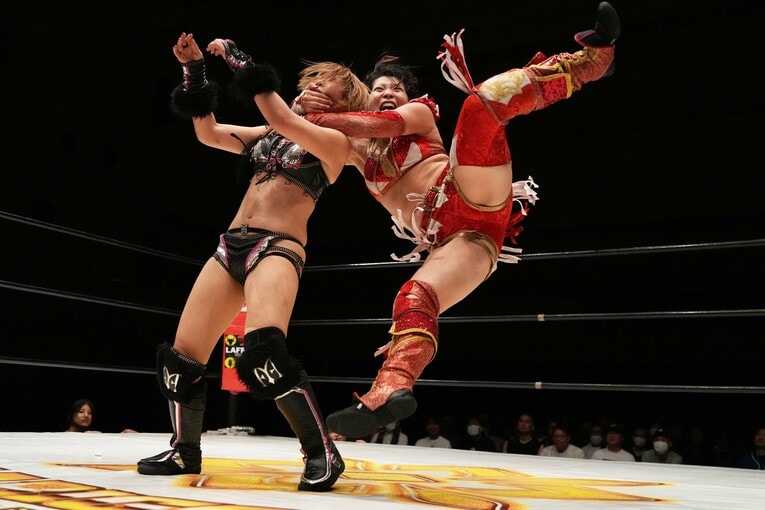 桜井麻衣にネックブリーカードロップを見舞う林下詩美　©Essei Hara