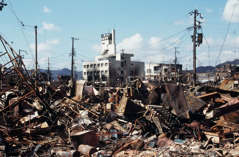 阪神大震災で倒壊した建物の瓦礫　©JIJI PRESS