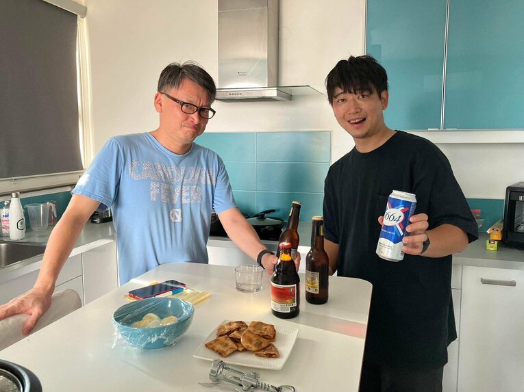 筆者と松本カメラマン。約1カ月半滞在したトゥールーズの定宿のキッチンで　©Yuuri Tanimoto