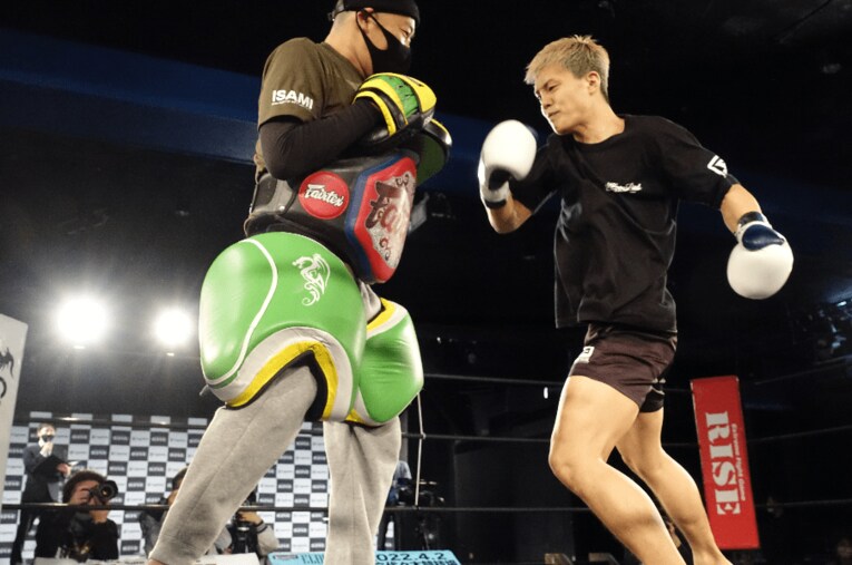 TEPPEN GYMの那須川弘幸会長が構えるミットにパンチを打ち込む風音。那須川天心のRISE卒業マッチは、異例の「同門＆親子対決」となった ／ photograph by Koji Fuse