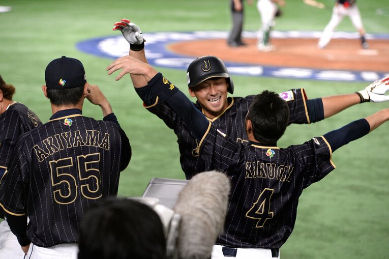 2017年WBC。「仲良し」中田翔と菊池涼介（2/2）　©BUNGEISHUNJU