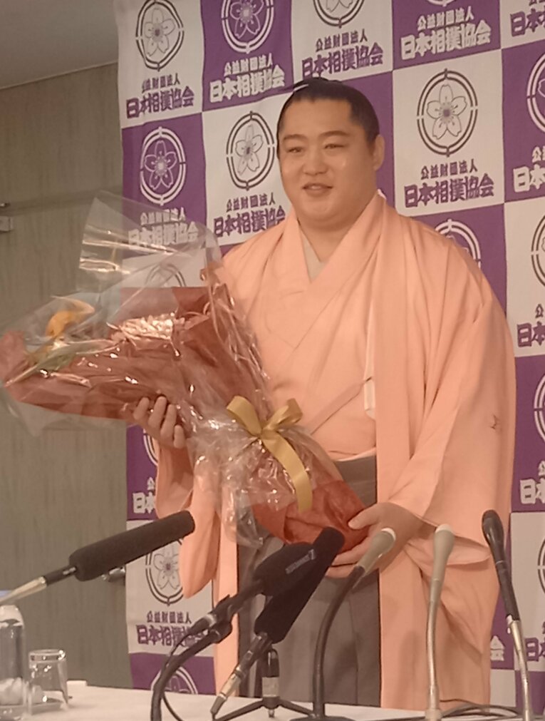 2025年11月9日、九州場所初日に行われた引退会見。終始、微笑みをたたえた清々しささえ感じる会見だった　©Shoko Sato