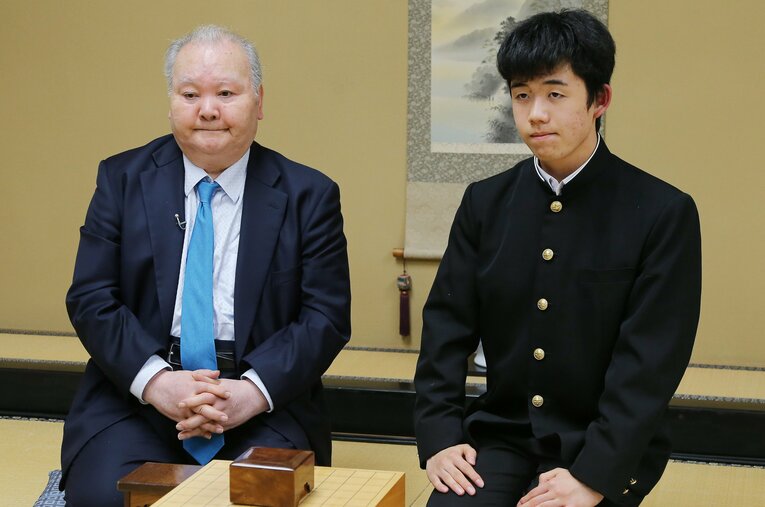 【ひふみんレア写真】2016年12月、62歳差の対局を終えた加藤一二三・九段と藤井聡太四段（写真は右へ続きます）　©JIJI PRESS
