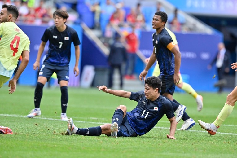 藤田からのパスを細谷が受けた「相手背負ってるのにオフサイド」の一部始終（全20枚中の14枚目）©Takuya Nakachi/JMPA