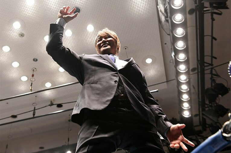 「どれだけ偉大な過去でも未来は作れない。新日本プロレスの未来はキミなんだ！」と就活生に呼びかけた棚橋弘至。 ／ photograph by Essei Hara