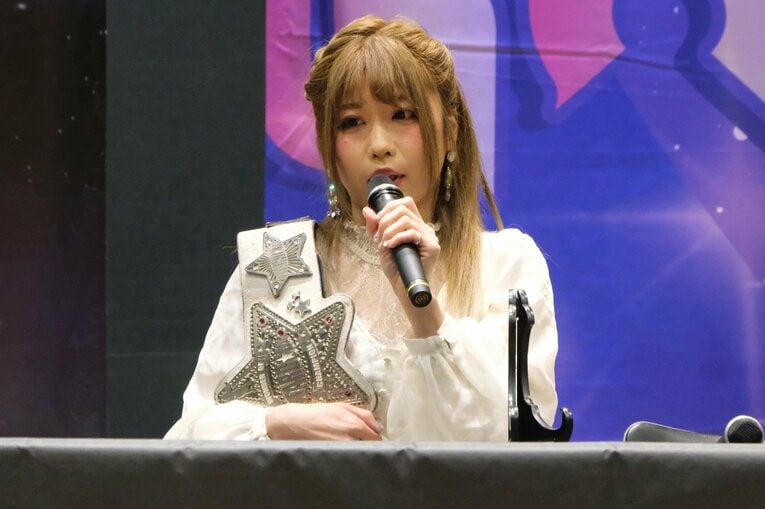 会見に臨む中野たむと上谷沙弥　©Norihiro Hashimoto