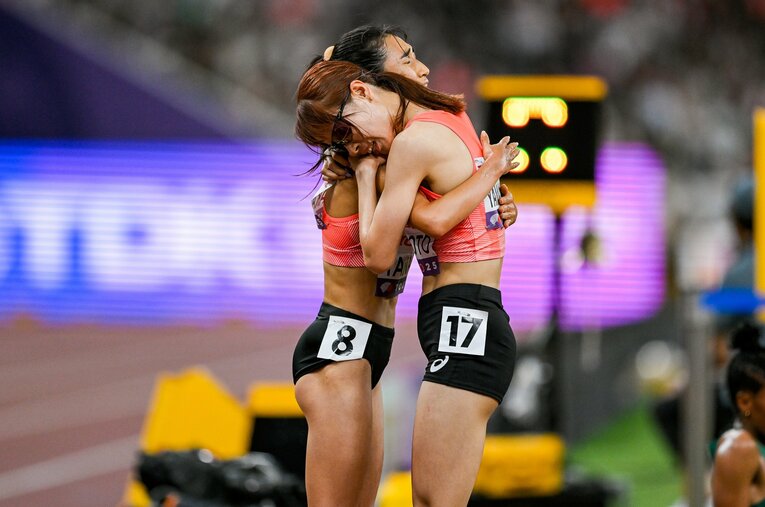 東京世界陸上、女子5000mのレースを終えてハグする山本有真と田中希実 ／ photograph by Nanae Suzuki