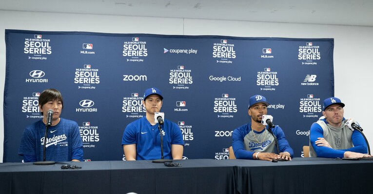 （左から）記者会見での通訳・水原一平、2番・大谷、1番・ベッツ、3番・フリーマン　©Getty Images