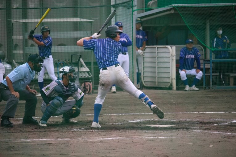 185cmの長身からパワフルなスイングを見せる李　 ©Yu Takagi