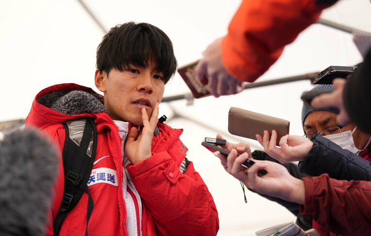 走り終えた後はほほに手を当てたまま茫然自失だった吉居大和　©Sports Nippon／AFLO