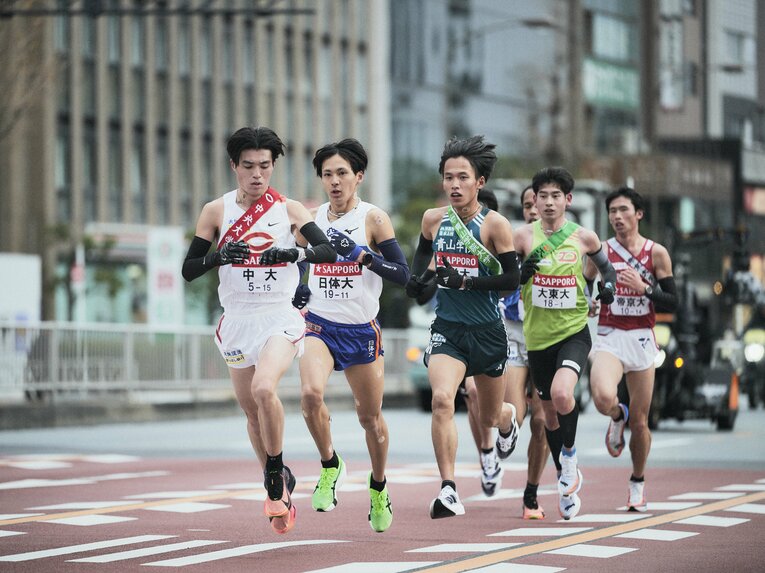 中央大・藤田大智のハイペースについていく青学大の飯田翔大　©Yuki Suenaga