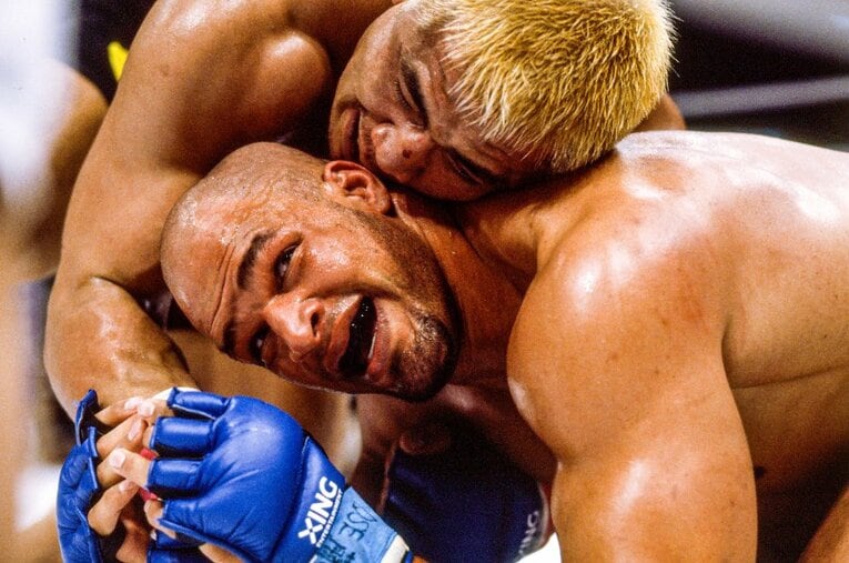 藤田和之に攻め込まれ、弱気な表情を見せるマーク・ケアー。“霊長類ヒト科最強”と呼ばれた強さは失われていた ／ photograph by Susumu Nagao
