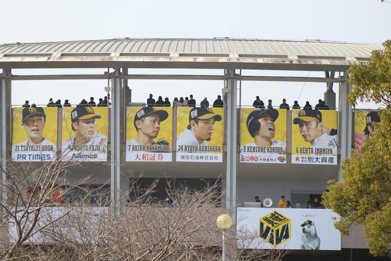 看板には山川の顔がなかった　©Kou Hiroo