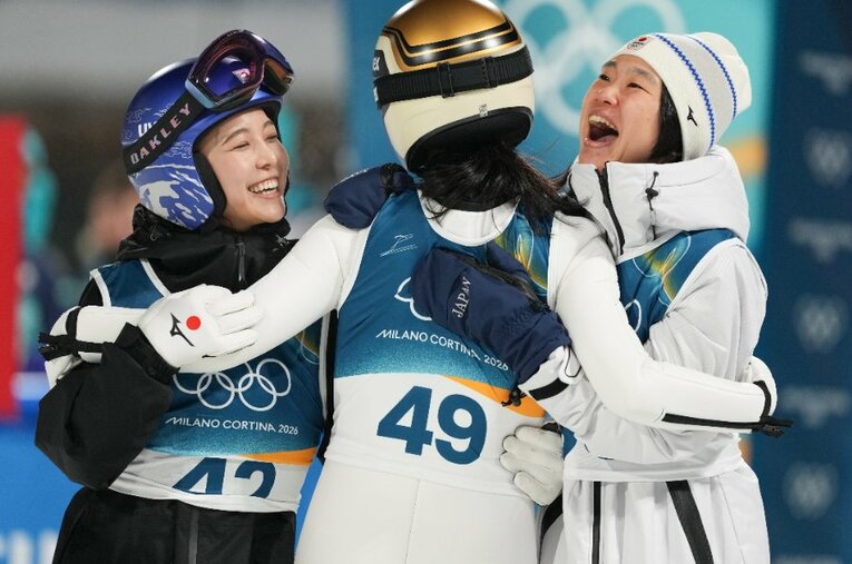ミラノ・コルティナ五輪女子NHで銅メダルを獲得した丸山希を称える高梨沙羅と伊藤有希 ／ photograph by Tsutomu Kishimoto／JMPA