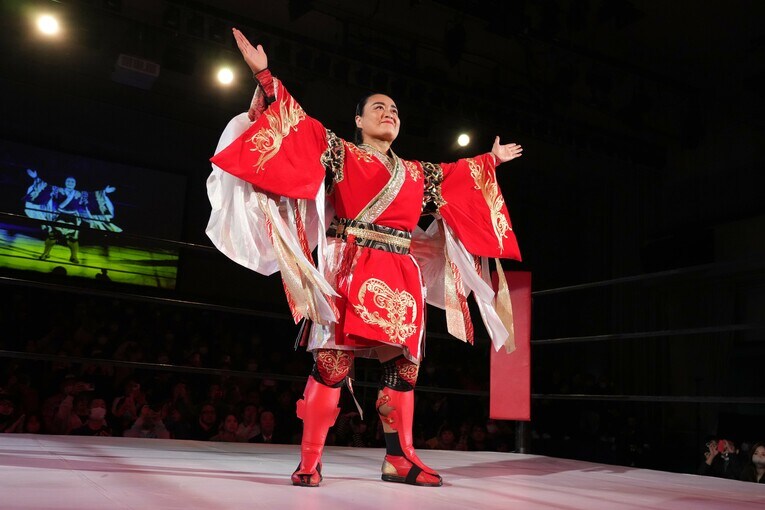 赤コーナーからリングに入った里村明衣子　©Essei Hara