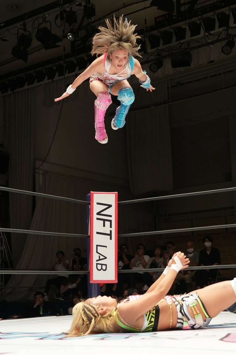 高さのあるフライングボディプレス　©Essei Hara