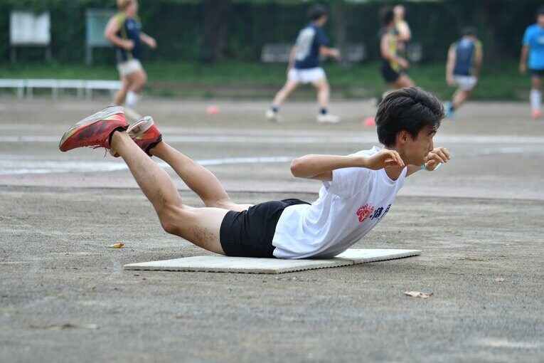 トレーニングに励む現在の桐朋中高陸上部のメンバーたち　©Hideki Sugiyama