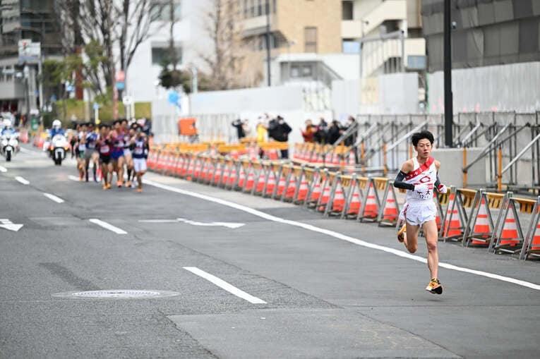 5km過ぎに集団から飛び出し、そのまま置き去りにした　©AFLO