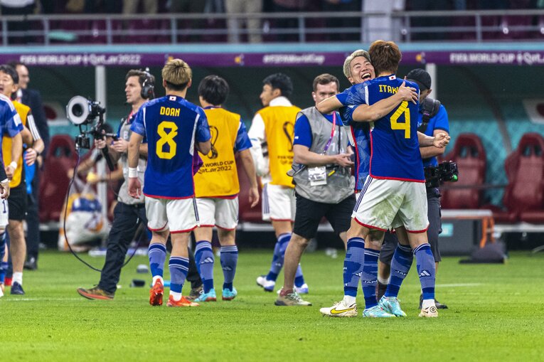 多くの人たちが興奮していただろうドイツ撃破の瞬間。しかし、本田圭佑はすぐに次戦を見据えるコメントを発した　©︎Takuya Sugiyama/JMPA