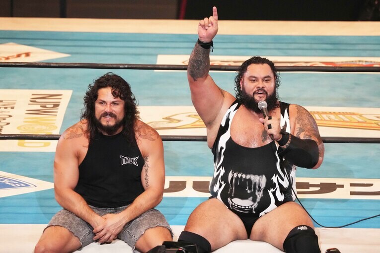 オカダ・カズチカを撃破したジョナは、上機嫌でマイクアピール