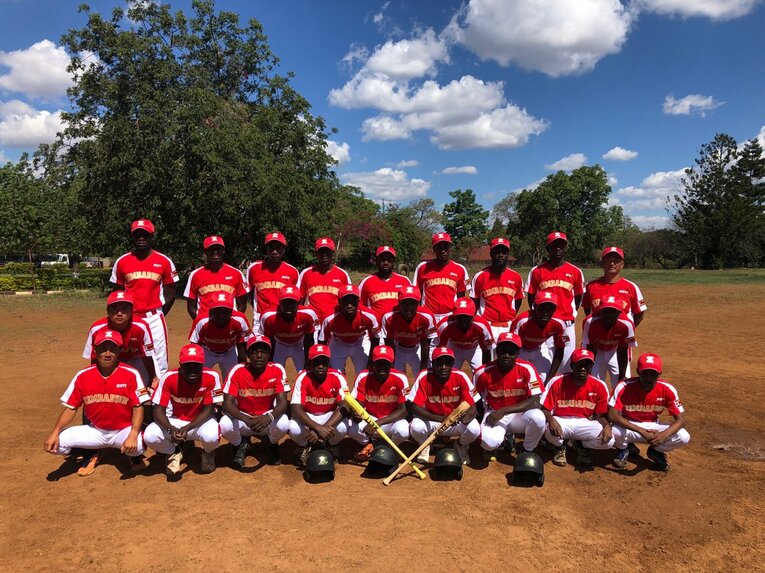 ジンバブエ代表の選手たちと監督　写真提供＝東京ニュース通信社