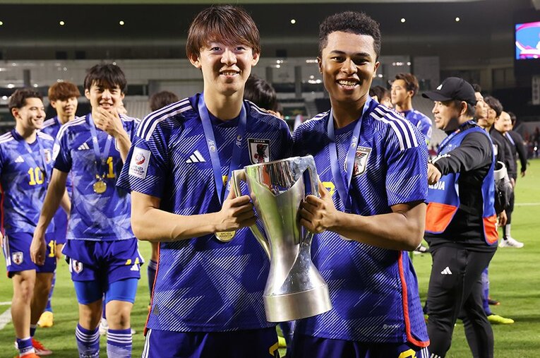 U-23アジアカップを手にする山本理仁と藤田譲瑠チマ。「選手ミーティング」が今回も効力を発揮したようだ ／ photograph by Yosuke Osada/AFLO