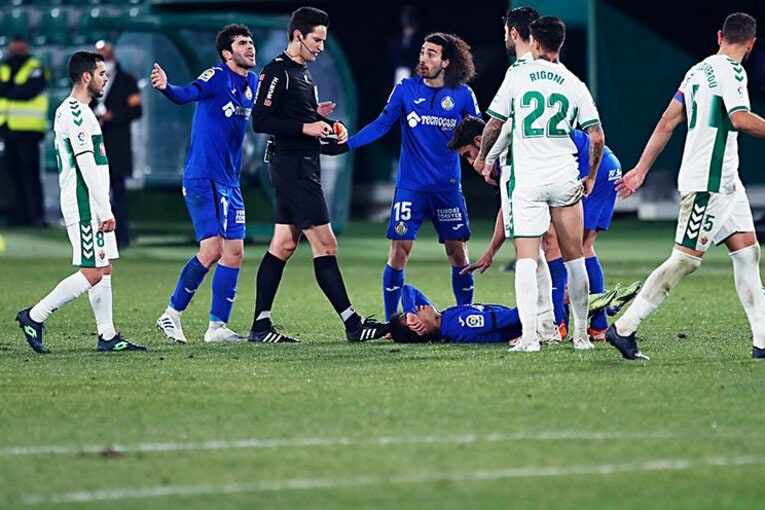 ハードなチェックに対して、ククレジャらがレフリーにアピールする一幕も