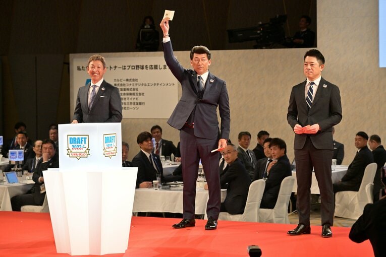 くじを引き当てたDeNA三浦大輔監督はこの表情　©Hideki Sugiyama