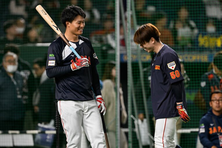 試合前、森下翔太（阪神、25歳）と談笑する五十幡亮汰（日本ハム、26歳）。2人とも中央大OB　©Nanae Suzuki